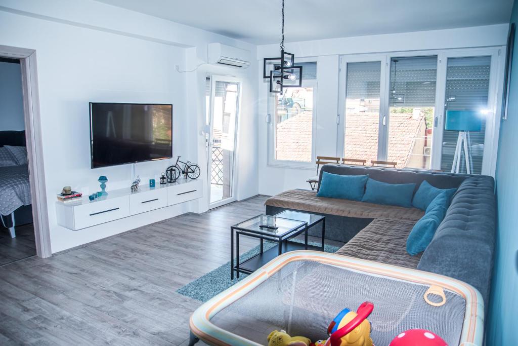 een woonkamer met een bank en een tv bij L&L Luxury Apartments in Bitola