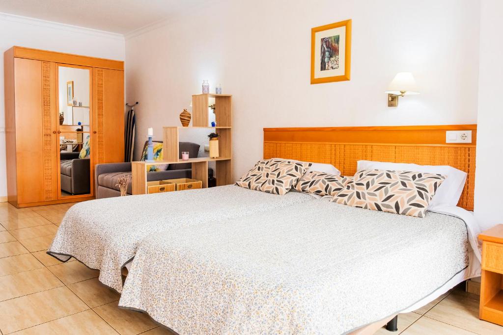 A bed or beds in a room at Live puerto de la cruz las palmeras