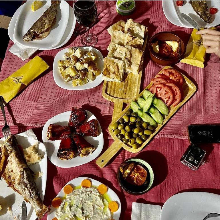 un tavolo con piatti di cibo su un tavolo rosa di 5 Stinet a Koman