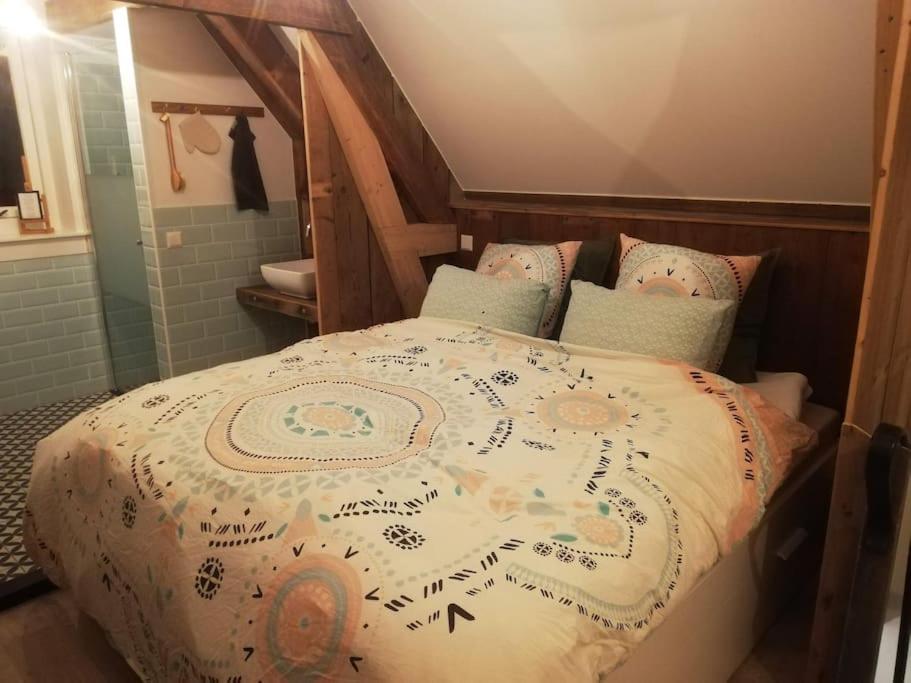 Postel nebo postele na pokoji v ubytování Volledig gerenoveerde luxe gastsuite met ontbijt