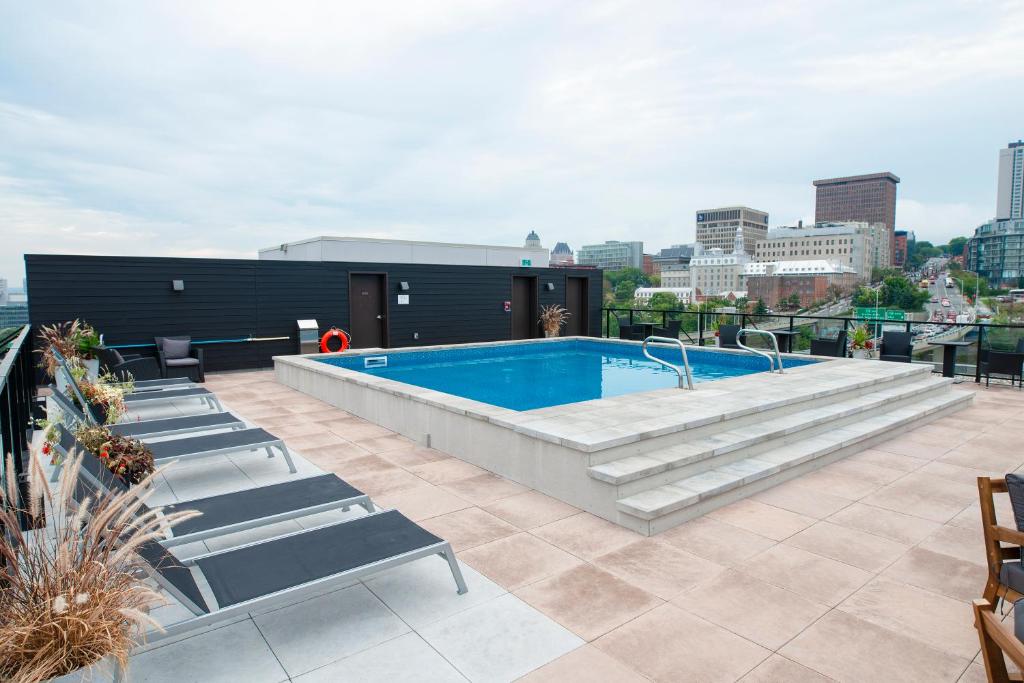 a swimming pool on the roof of a building at Le 908, suberbe condo neuf avec piscine in Quebec City