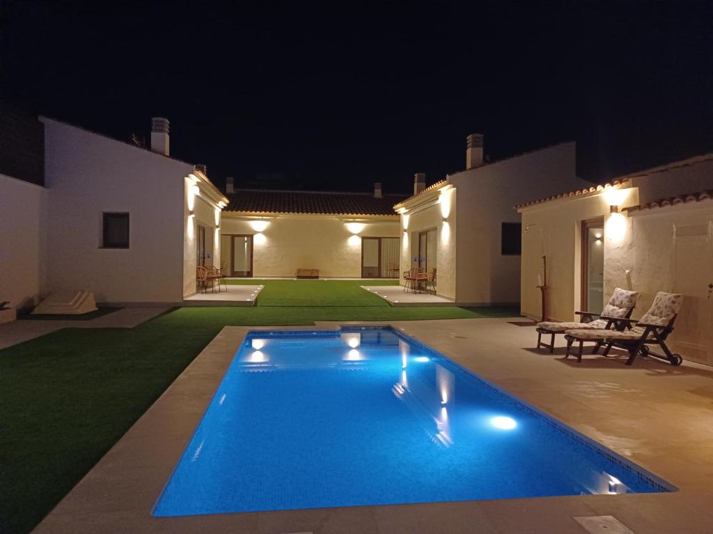 - une piscine au milieu d'une cour la nuit dans l'établissement La Camareta Alojamientos Turísticos Rurales, 