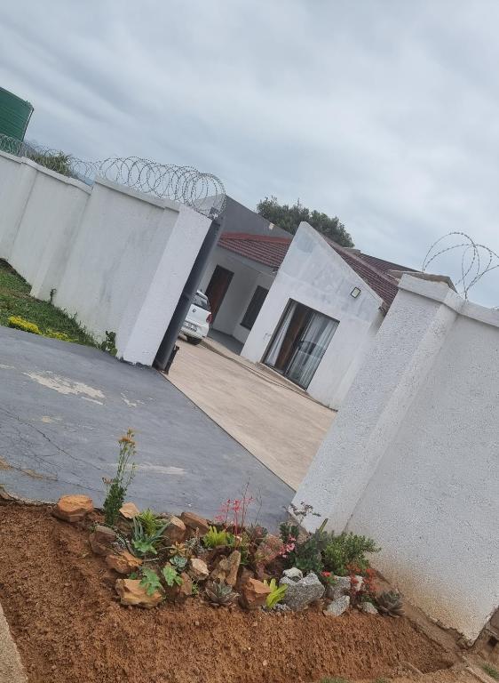 The Unit Party House, eNyalungu (updated prices 2024)