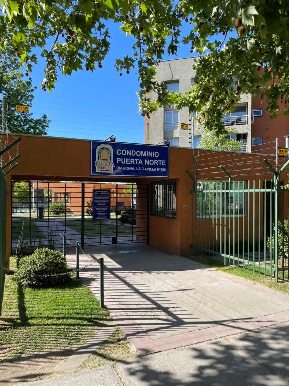 een gebouw met een poort voor een gebouw bij Hermoso Depto Jardines in Rancagua