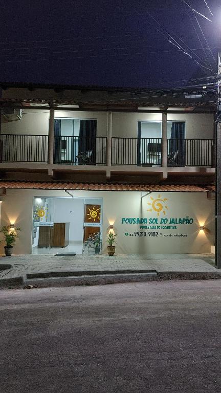 un bâtiment avec un panneau sur son côté dans l'établissement Pousada Sol do Jalapão, à Ponte Alta do Tocantins