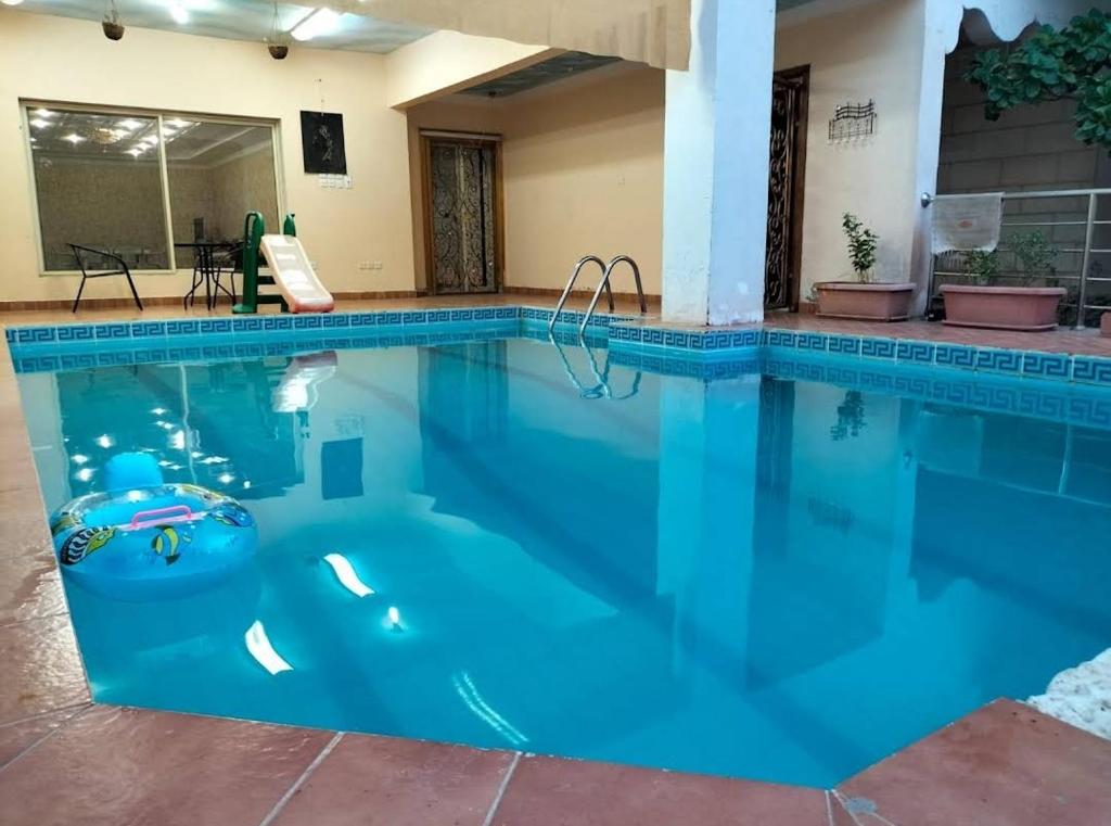 una gran piscina de agua azul en Villa Marmara en Medina