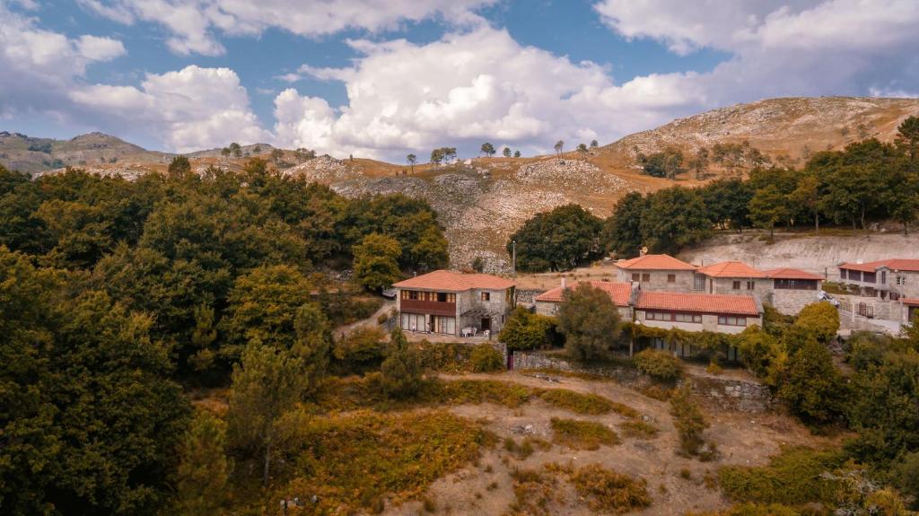 - une vue aérienne sur un village dans les montagnes dans l'établissement Casa dos Peliteiros, à Vilarinho