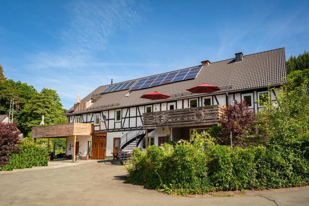 una casa con paneles solares en el techo en Haus am Wilde Aar, en Medebach