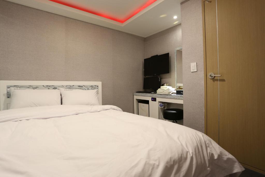 A bed or beds in a room at Myeongdong Top Hotel