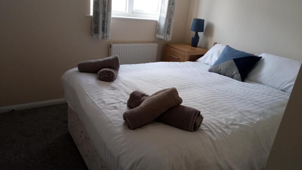 um quarto com uma cama com dois bichos de peluche em Rosemoor view. em Great Torrington