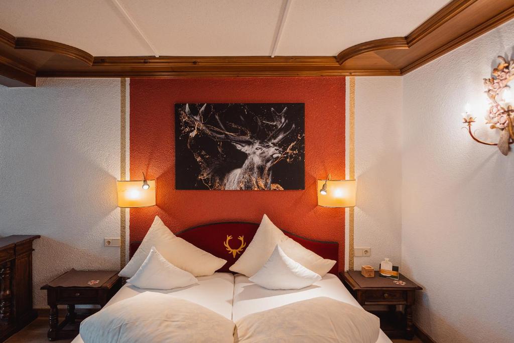 Postel nebo postele na pokoji v ubytování Hotel Jagdhaus Monzabon