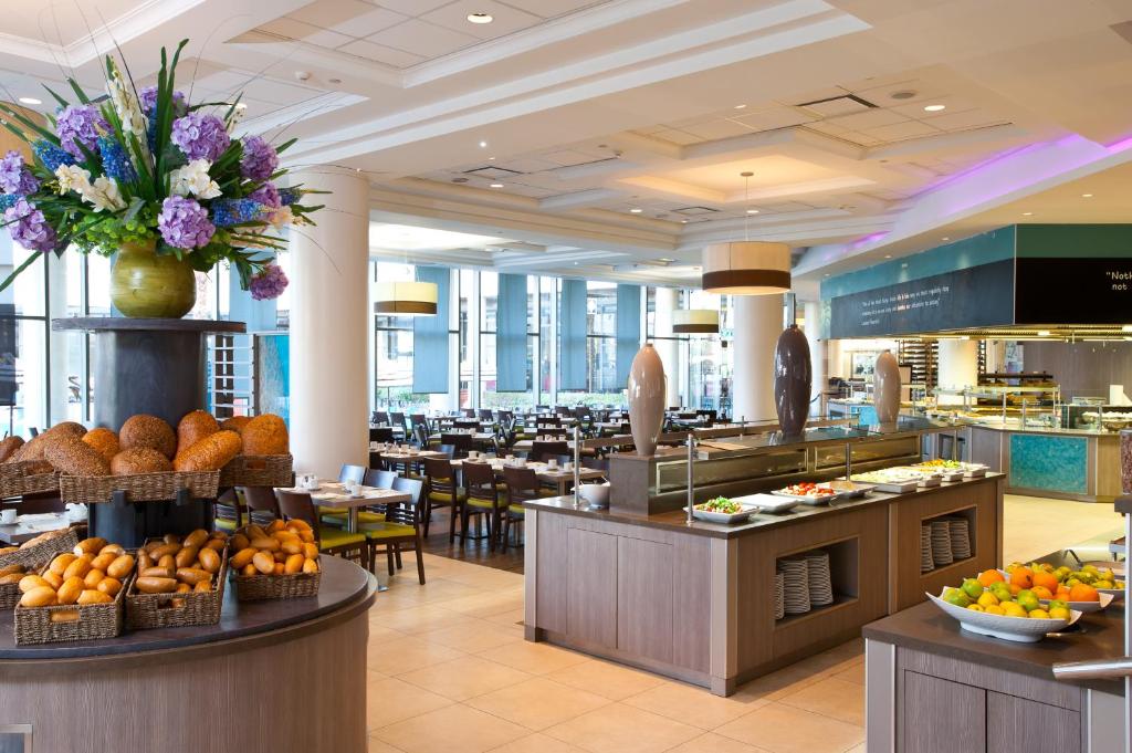 ein Restaurant mit einem Haufen Essen vorhanden in der Unterkunft U Magic Palace in Eilat