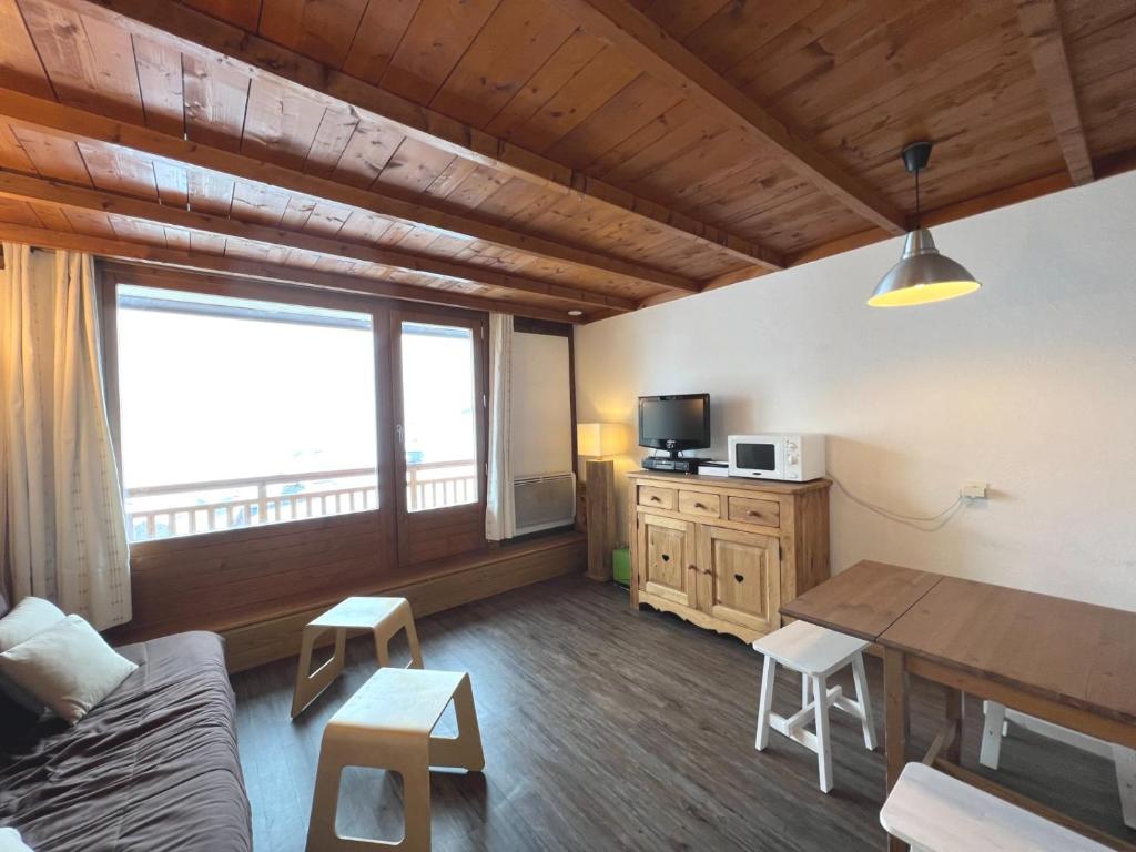 Μια τηλεόραση ή/και κέντρο ψυχαγωγίας στο Appartement 6 places, superbe vue face à la montagne, 50m des pistes