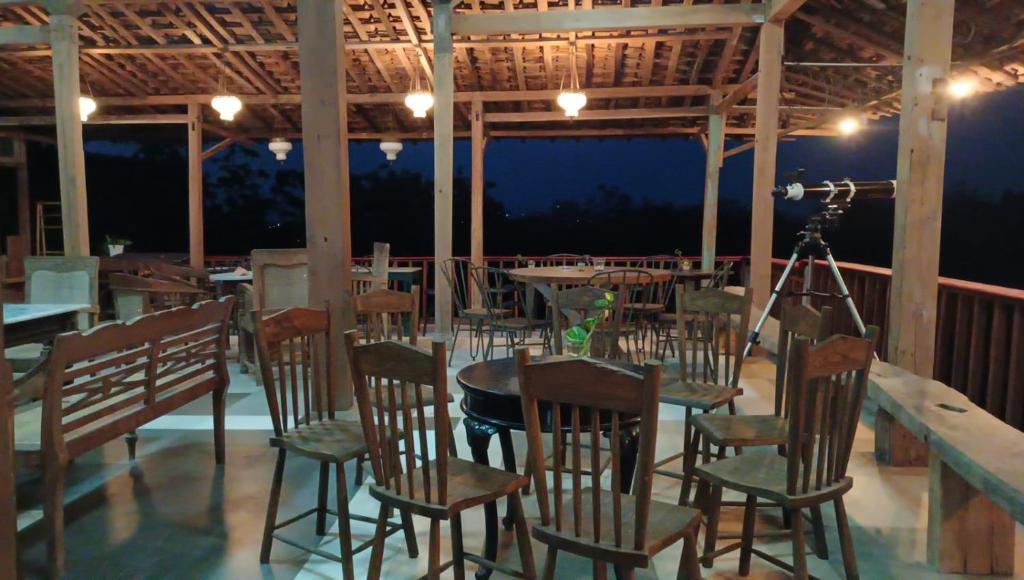 Restaurace v ubytování Omah Singo Stay & Resto Yogyakarta