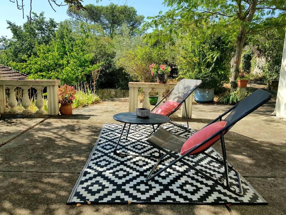 een tafel en twee stoelen naast een tafel bij La bellevue Nimoise in Nîmes