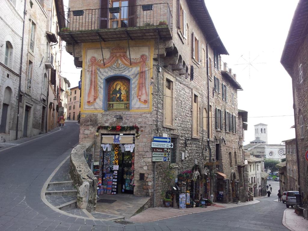 een gebouw met een schilderij aan de zijkant bij I Colori di Assisi in Assisi