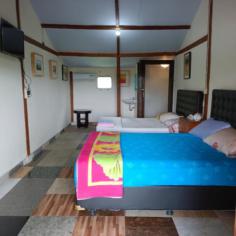 Postel nebo postele na pokoji v ubytování Omah Singo Stay & Resto Yogyakarta