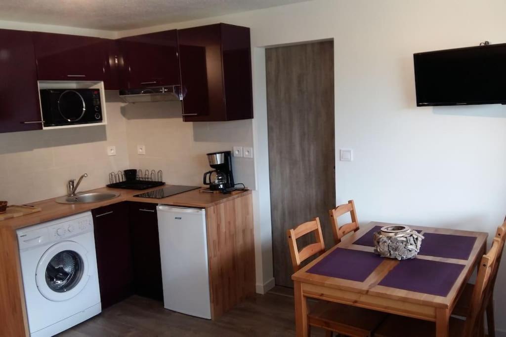 Kuchyňa alebo kuchynka v ubytovaní appartement avec balcon au Mont Dore
