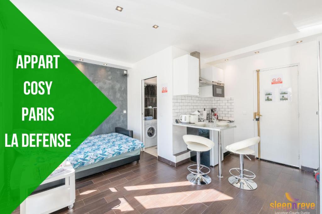 een appartement met een slaapkamer en een keuken met een bed en stoelen bij Ma Douceur Paris La Défense in Courbevoie