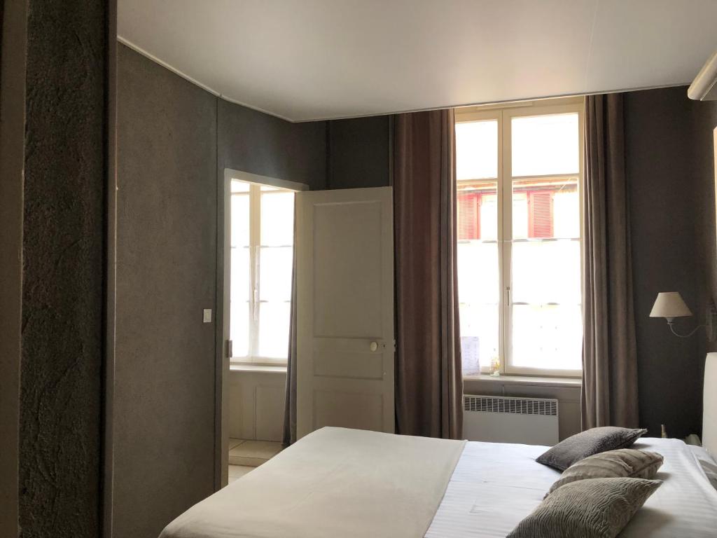 Postel nebo postele na pokoji v ubytování The Originals Boutique, Hôtel de la Balance, Montbéliard