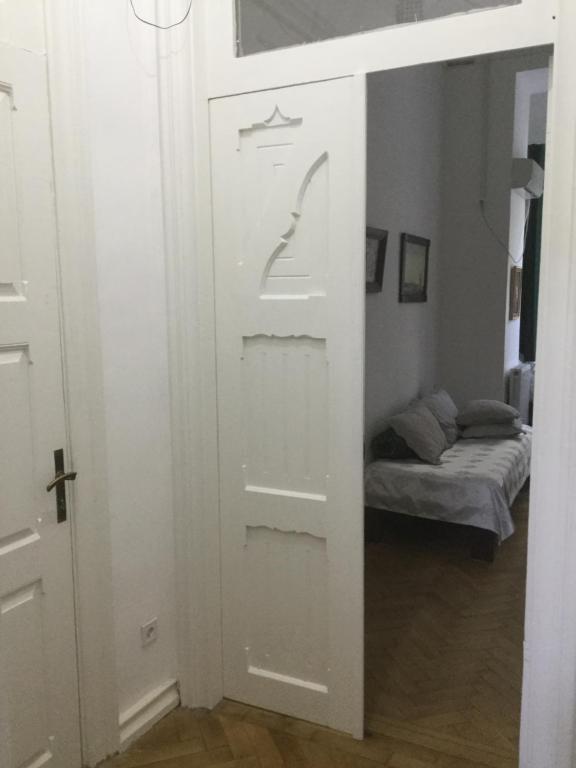 Postel nebo postele na pokoji v ubytování Gutsa Artists Mini-Hotel