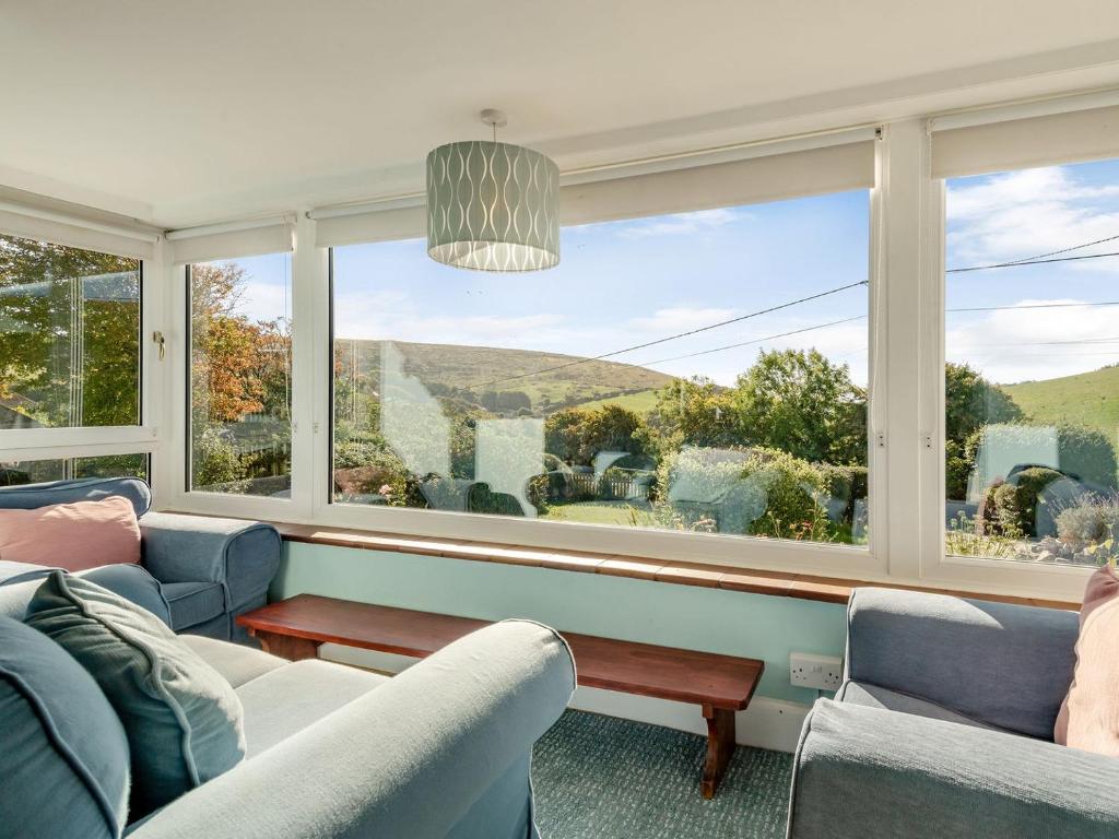 sala de estar con ventana grande con vistas en Advantage Point en West Lulworth