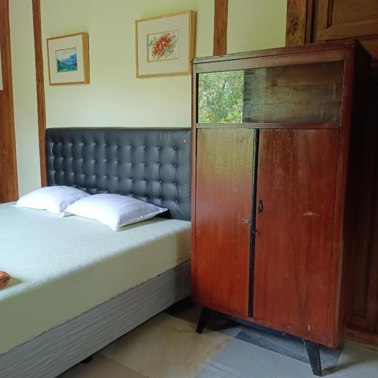 Postel nebo postele na pokoji v ubytování Omah Singo Stay & Resto Yogyakarta