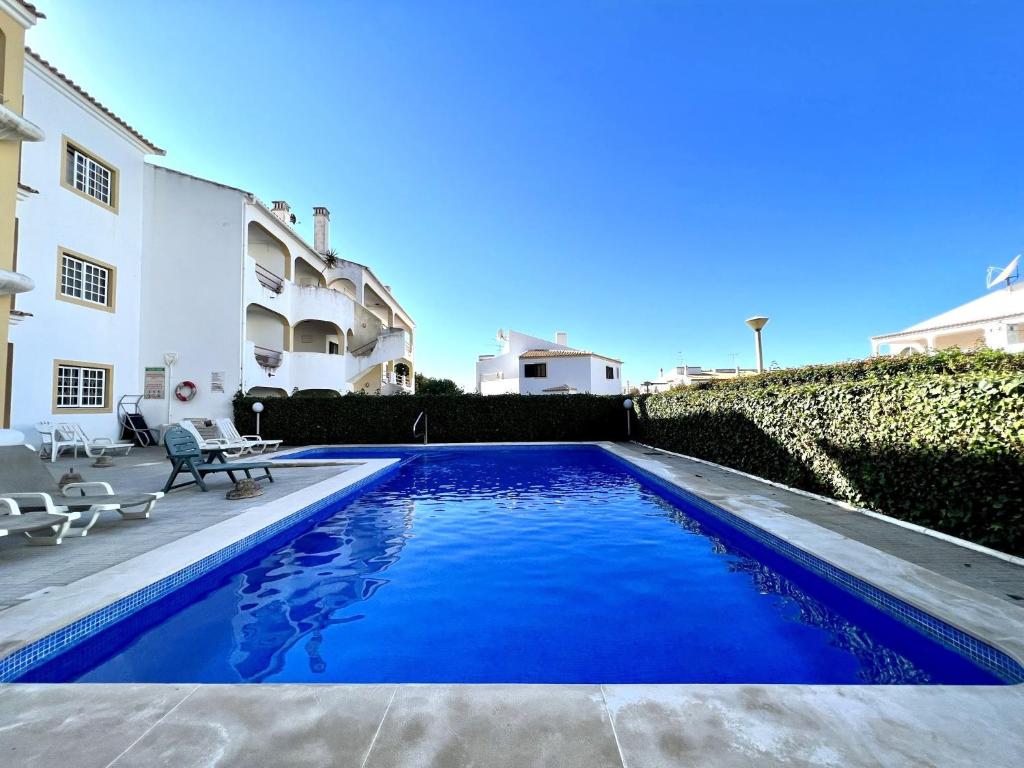 una piscina en el patio trasero de una casa en Quarteira Classic 1 With Pool by Homing, en Quarteira