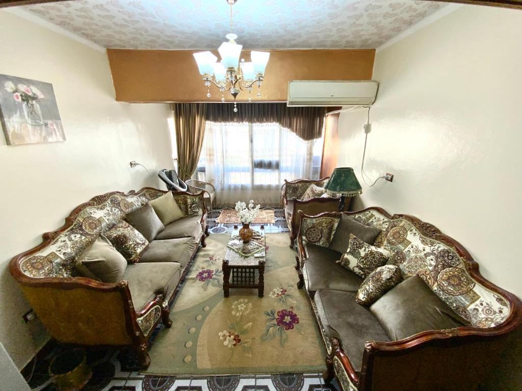 ein Wohnzimmer mit einem Sofa und einem Tisch in der Unterkunft Star House City Stars in Kairo