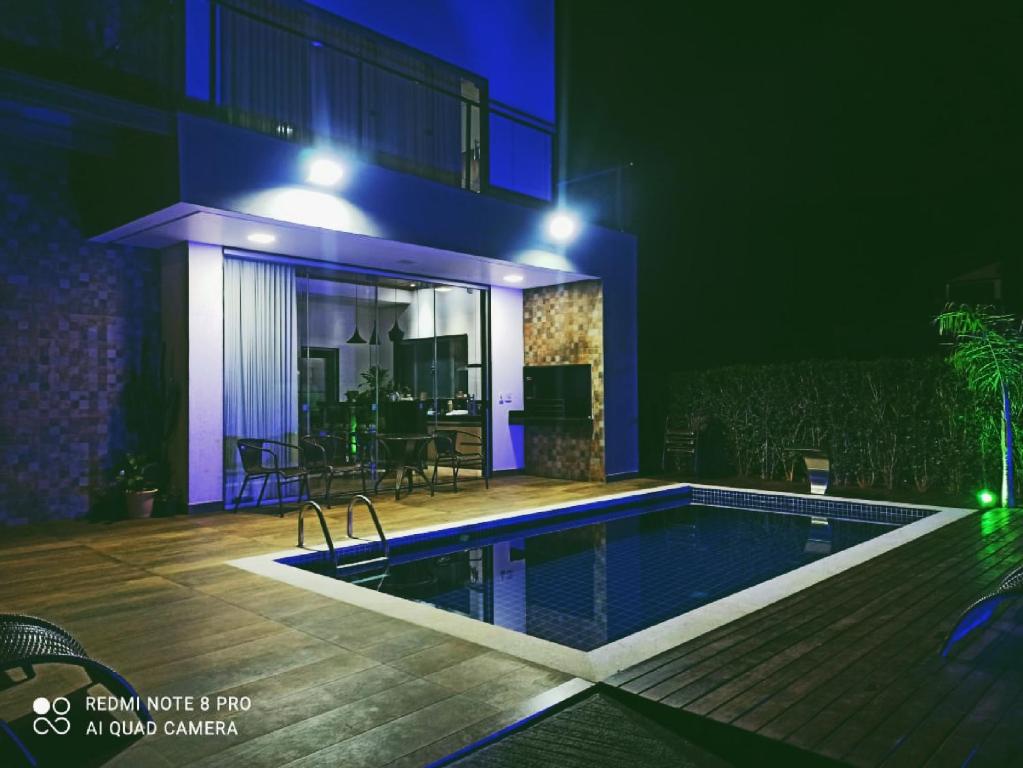 una casa con piscina por la noche en Casa alto padrão Capitólio Lago Vitória en Capitólio