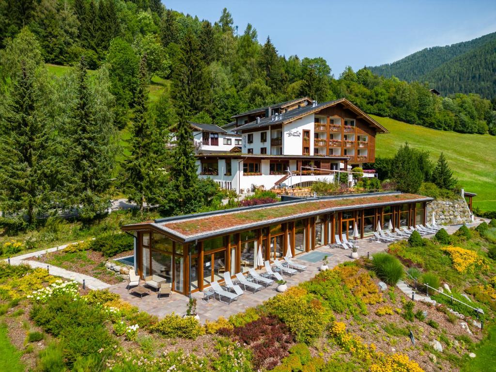 z góry widok na hotel w górach w obiekcie Hotel OTP Birkenhof w mieście Bad Kleinkirchheim