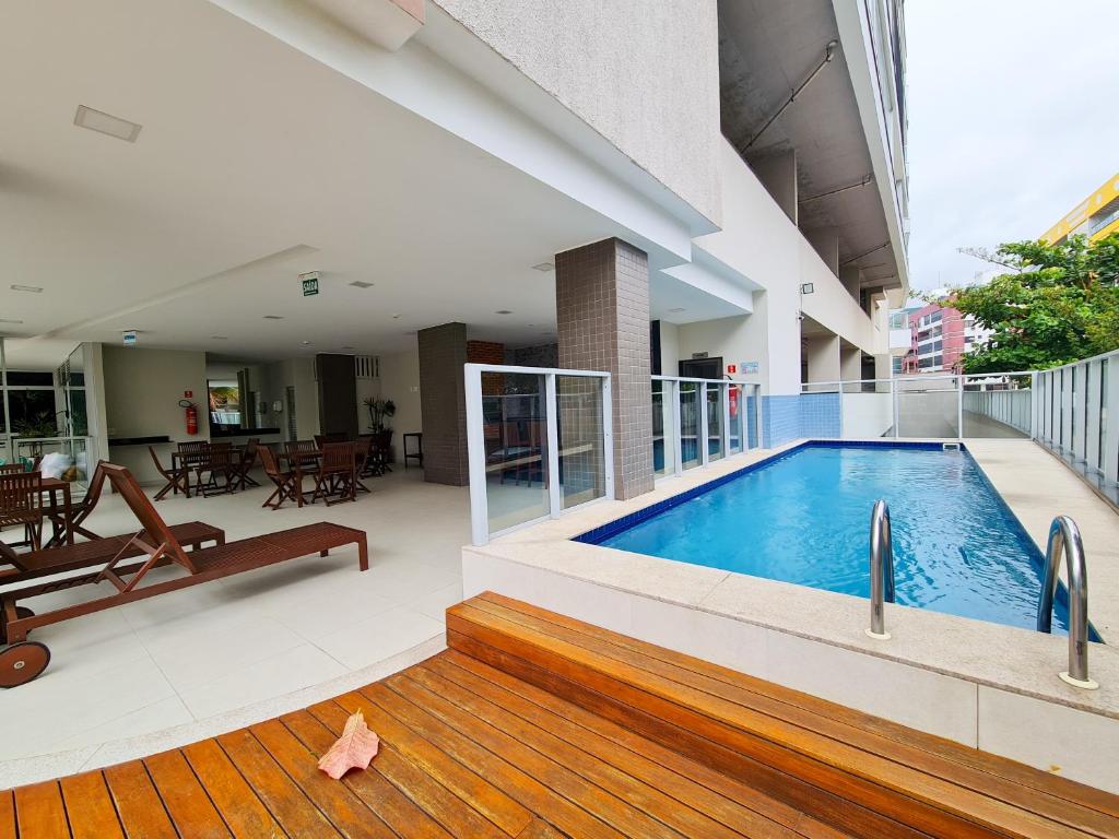 a swimming pool in the middle of a building at Estada inesquecível 08 Bacutia/Guarapari Premium in Guarapari