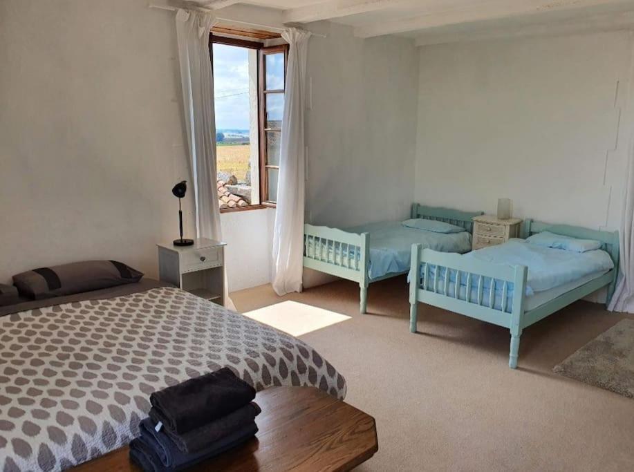 Llit o llits en una habitació de French Farmhouse Retreat with pool & superb views.