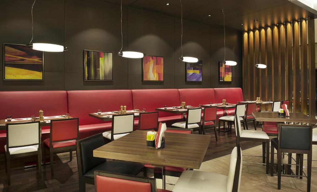 Restaurace v ubytování DAMAC Maison Cour Jardin