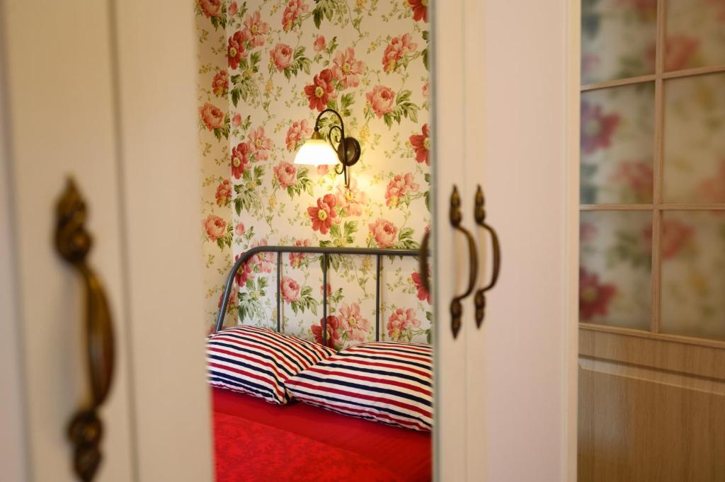 una camera da letto con un letto con due cuscini sopra di Cozy Central apartment a Yerevan