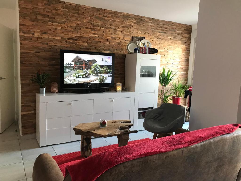 - un salon avec un canapé et une télévision dans l'établissement Chambre cosy privée Villeurbanne proximité centre ville place de parking privée selon disponibilité, à Villeurbanne