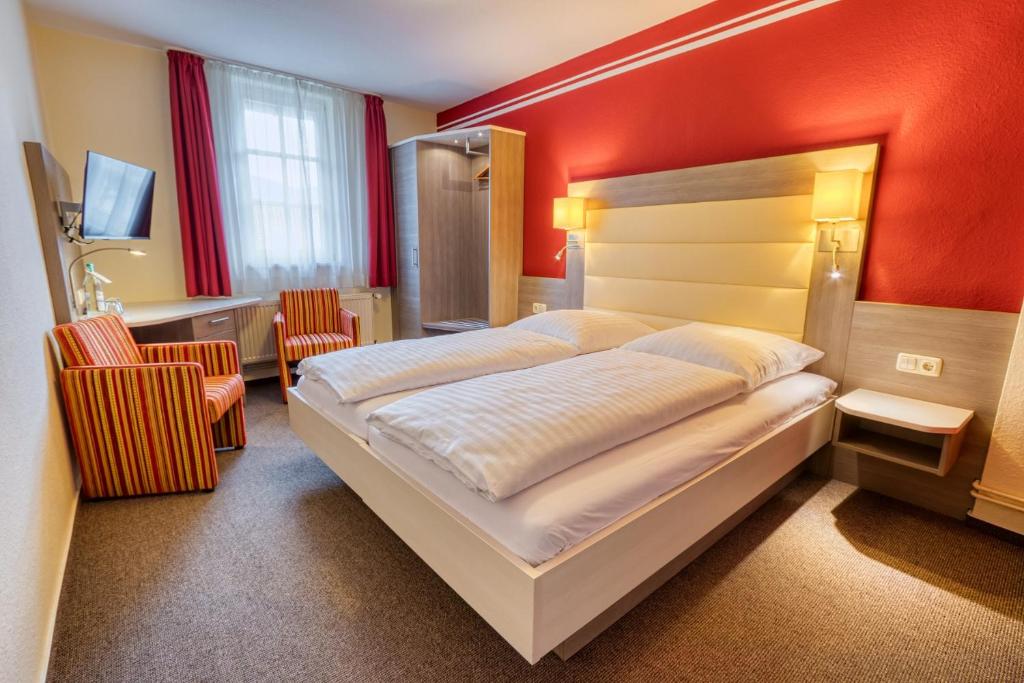 Postel nebo postele na pokoji v ubytování Hotel Goldene Krone