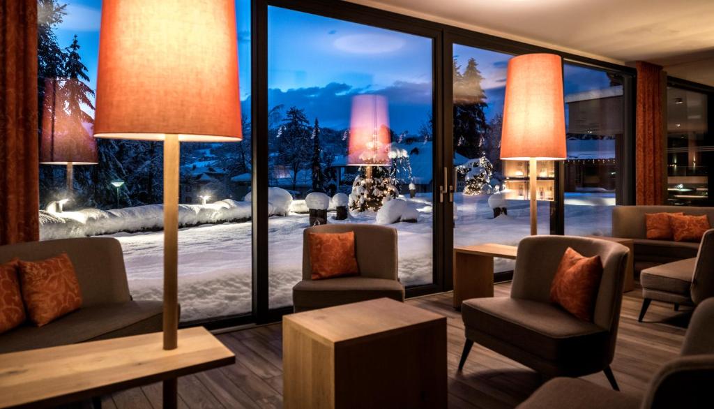 Nespecifikovaný výhled na hory nebo výhled na hory při pohledu z hotelu