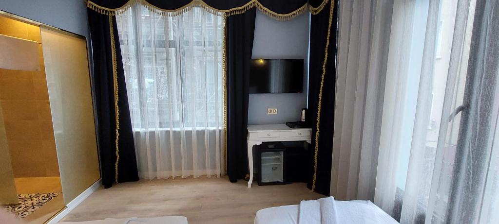 una camera con un letto e una finestra con tende di Boss To Hotel Taksim a Istanbul