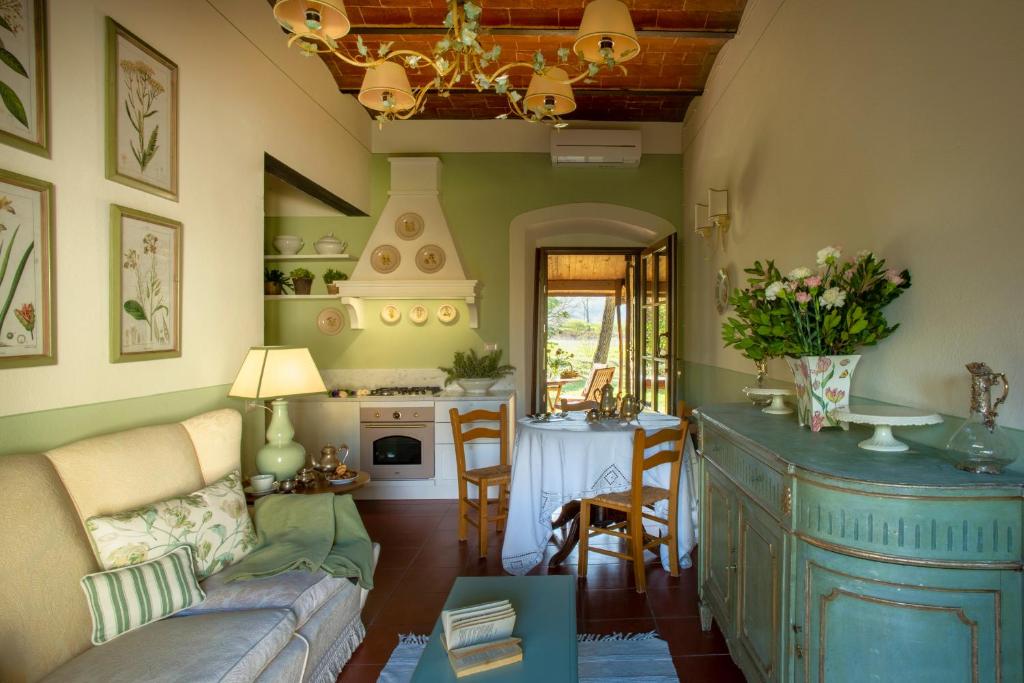 uma sala de estar com um sofá e uma mesa em Borgo San Benedetto em Montaione