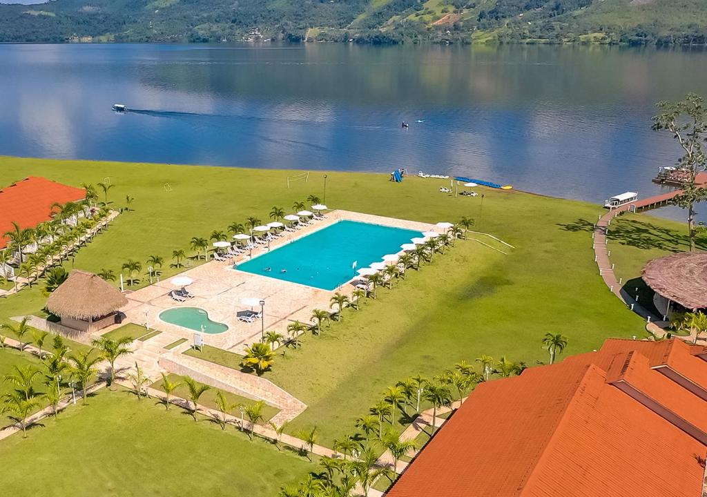 una vista aérea de un complejo con una masa de agua en Bella Terra Laguna Azul Resort & Spa en Sauce