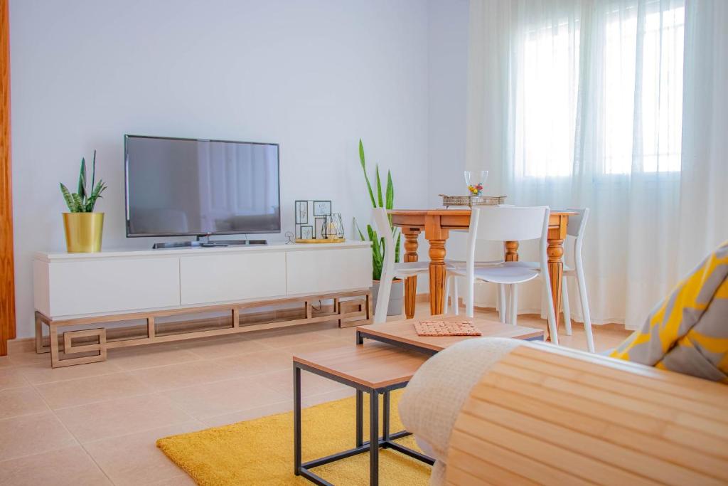 TV a/nebo společenská místnost v ubytování MojacarProperty, Apto Los Llanos
