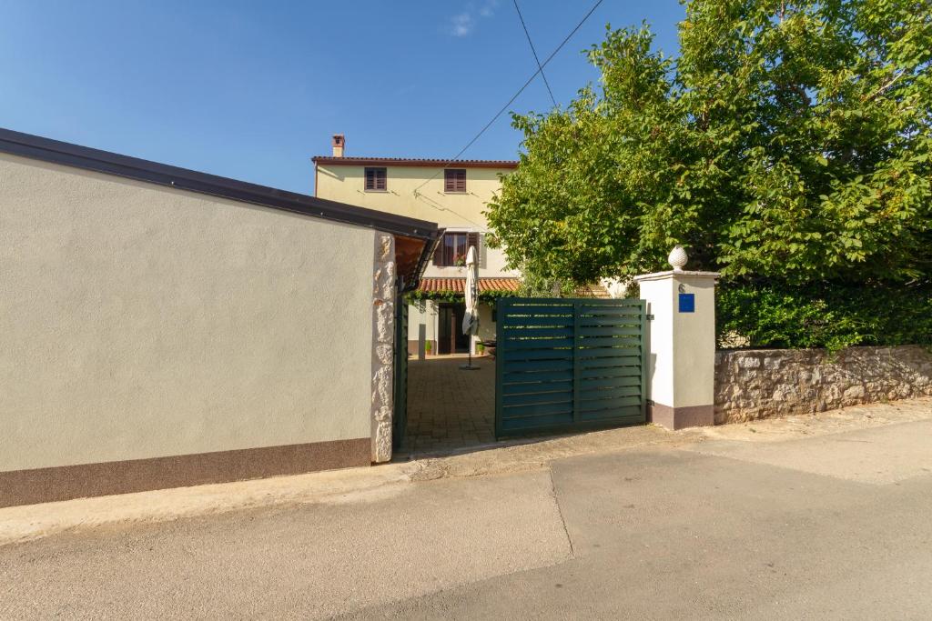 Budova, v ktorej sa dovolenkový dom nachádza
