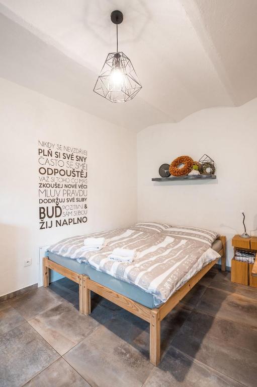 Postel nebo postele na pokoji v ubytování Apartmán ve Dvoře