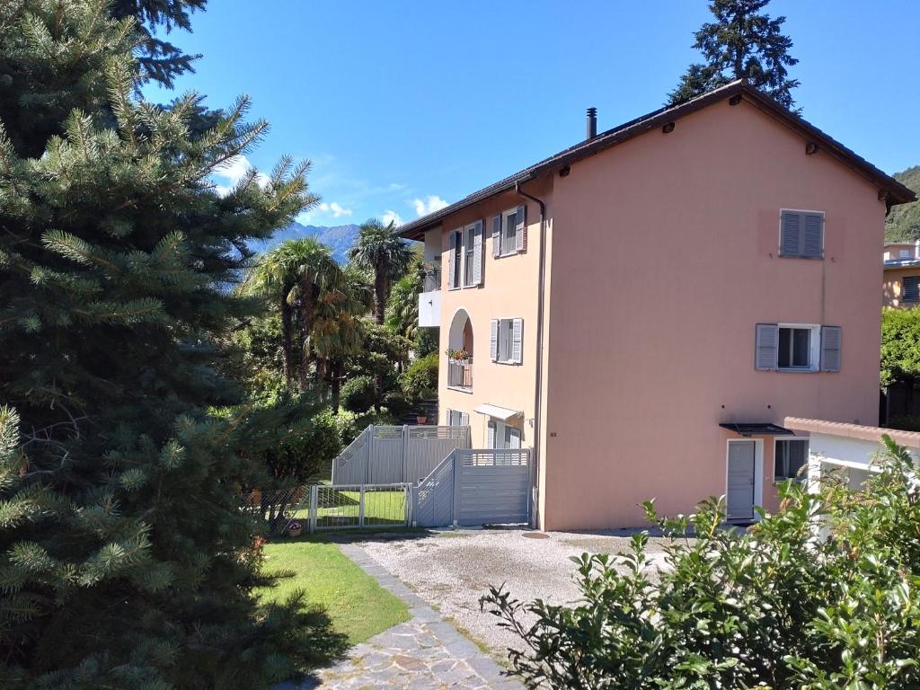 an apartment building with a gate and a fence at Appartamento vacanza a Sementina in Sementina