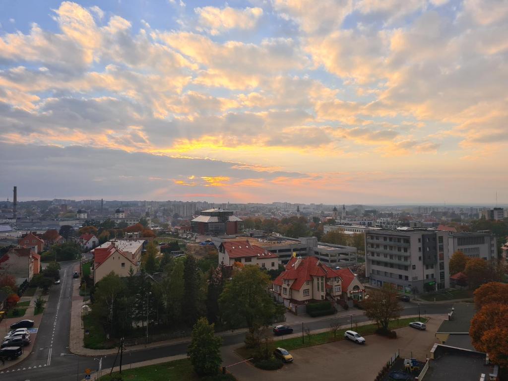 una vista de una ciudad con un cielo nublado en Panorama, en Zielona Góra