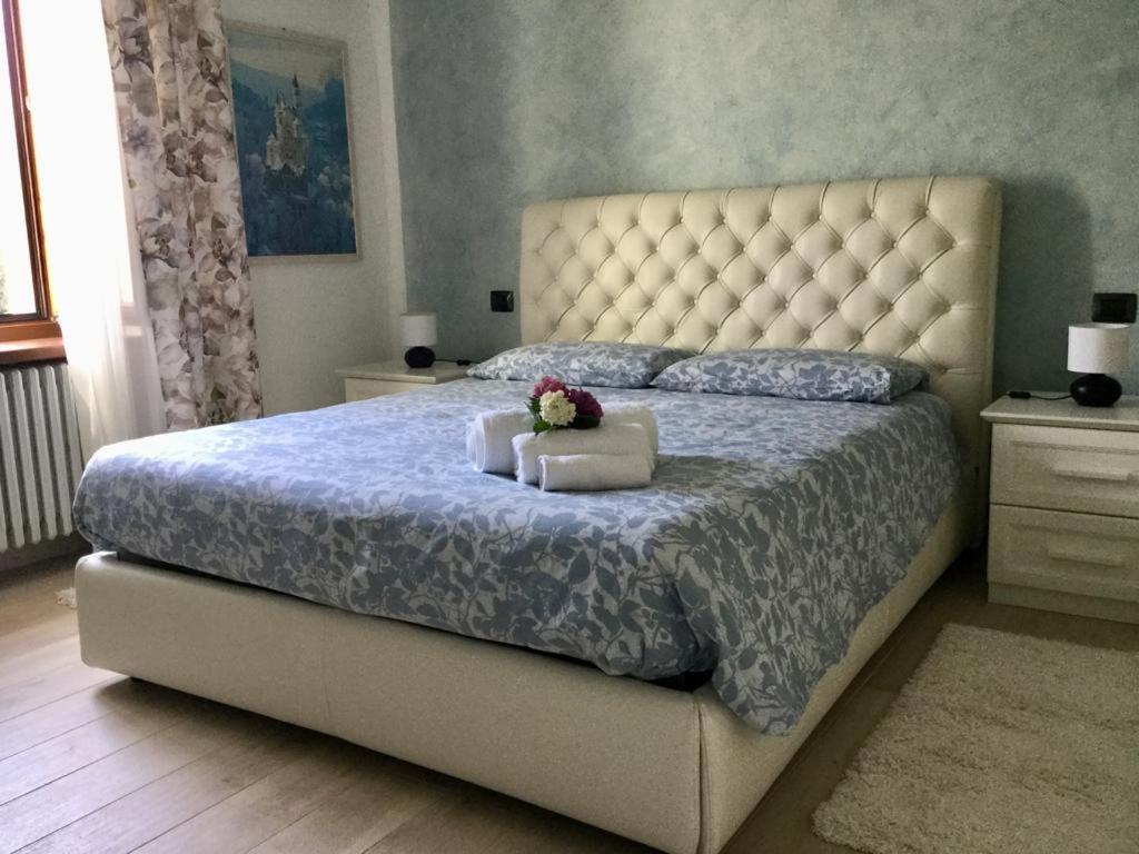 een slaapkamer met een groot bed en een blauw dekbed bij Rosmary42 in Bosco Chiesanuova