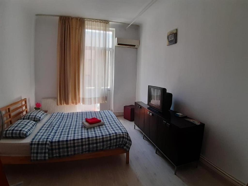 Economic Low Buget Downtown Studio Tiny Home on Street Piata Amzei