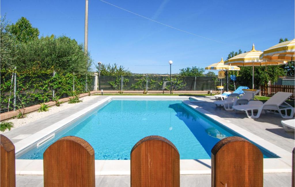 een zwembad met een hek eromheen bij 2 Bedroom Beautiful Home In Corridonia in Corridonia