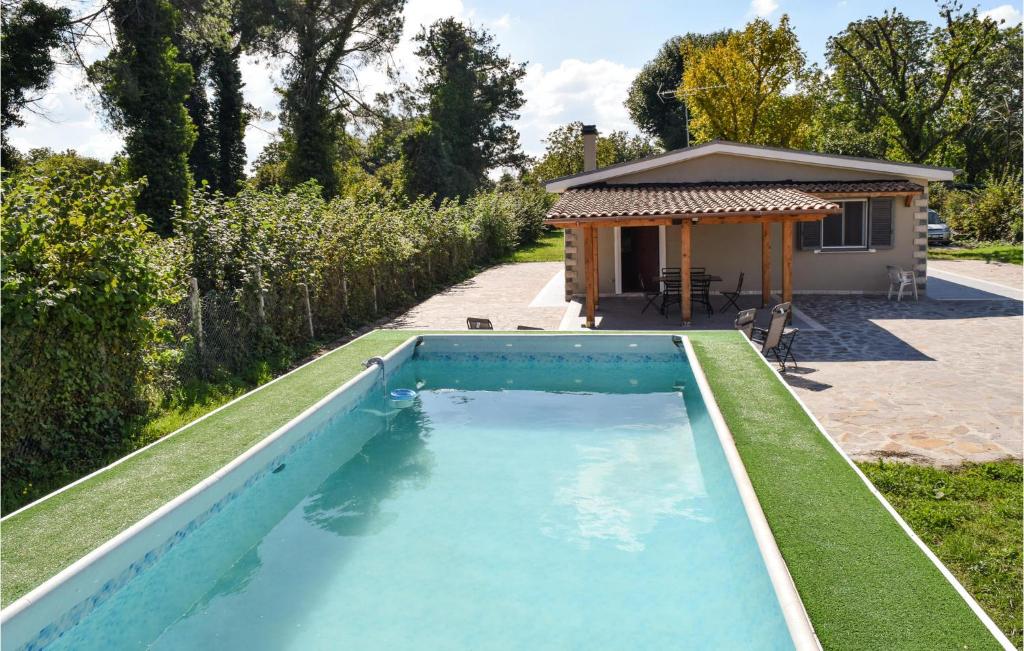 Labico的住宿－Patrizio Country House，一座房子旁的院子内的游泳池